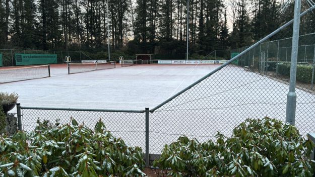 Tennisbaan met sneeuw